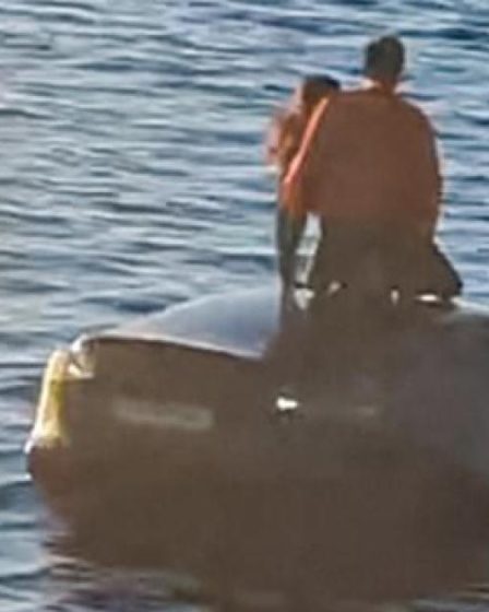 Une Tesla a plongé dans des eaux glaciales en Norvège. Les automobilistes ont été sauvés par un sauna flottant alors que leur voiture coulait. 17 Une Tesla a plongé dans des eaux glaciales en Norvège. Les automobilistes ont été sauvés par un sauna flottant alors que leur voiture coulait. - 16