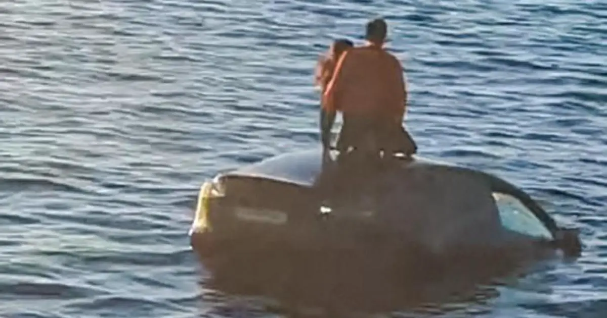 Une Tesla a plongé dans des eaux glaciales en Norvège. Les automobilistes ont été sauvés par un sauna flottant alors que leur voiture coulait. - 3
