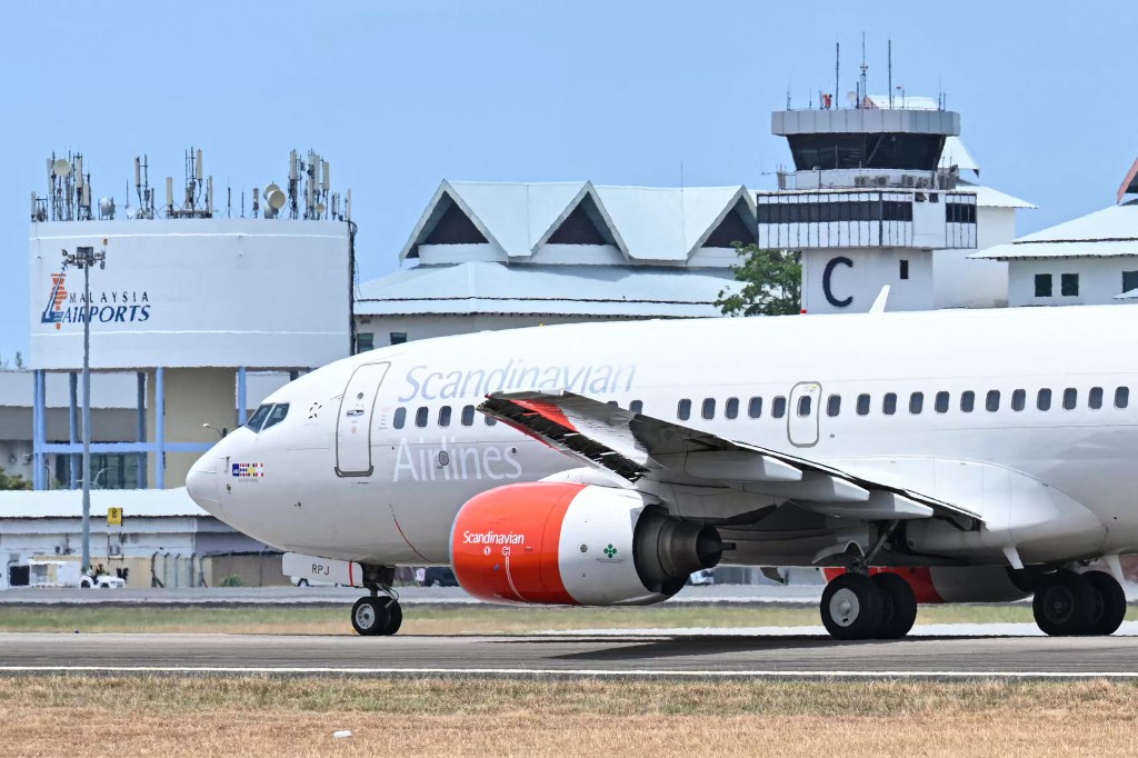 Le roi Harald de Norvège rentre de Malaisie 7 Un avion de Scandinavian Airlines transportant le roi Harald V de Norvège se prépare au décollage sur la piste de l'aéroport international de Langkawi, sur l'île balnéaire malaisienne de Langkawi, le 3 mars 2024.