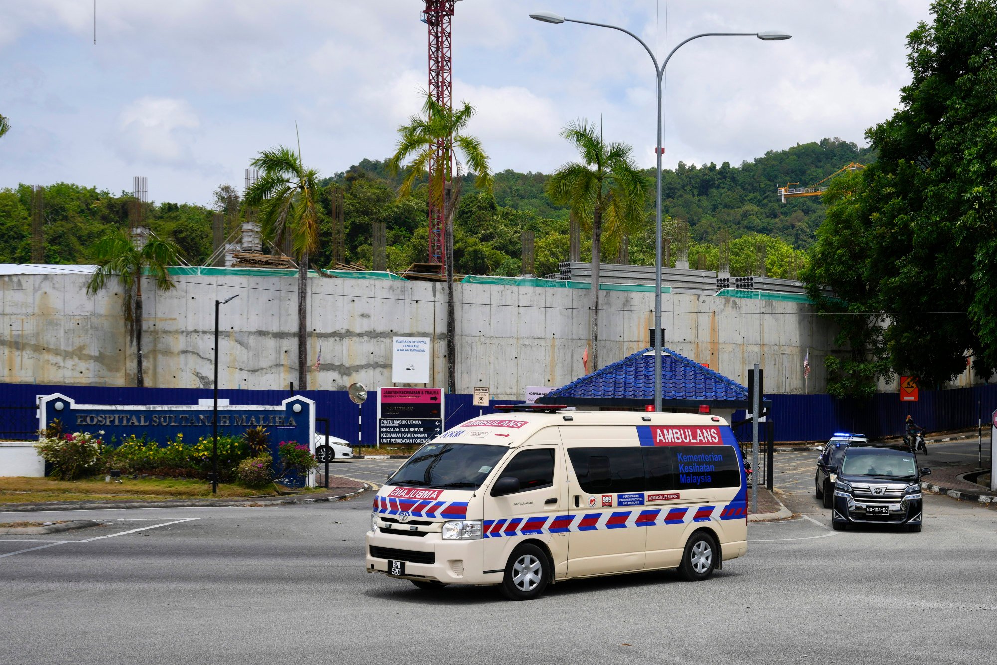 An ambulance believed to be carrying Norway’s King Harald leaves Sultanah Maliha Hospital in Langkawi on Sunday. Photo: AP Le roi Harald de Norvège rentre de Malaisie après une hospitalisation - 7