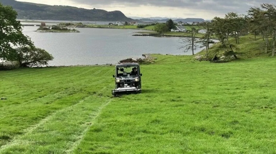 Des archéologues pourraient avoir trouvé des traces d'un marché viking en Norvège | Smart News 10 Une voiture roule sur une maison de fosse