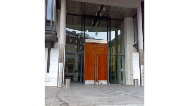 L'entrée principale du bâtiment abritant le tribunal de district d'Oslo. Crédits.