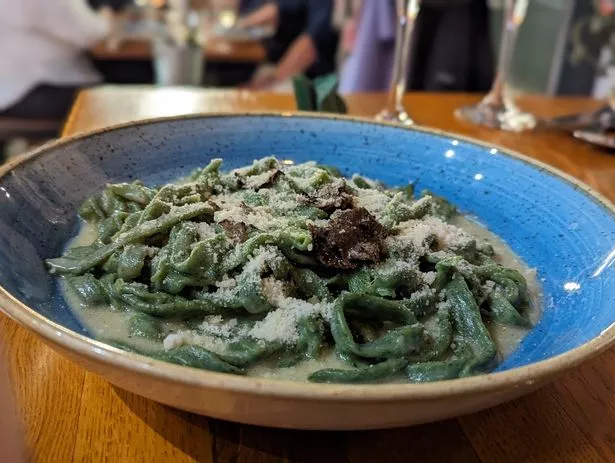 "J'ai dîné dans le restaurant préféré d'Erling Haaland en compagnie de l'attaquant de Manchester City" - Emma Gill 13 La nouvelle spéciale - fettuccine aux épinards maison