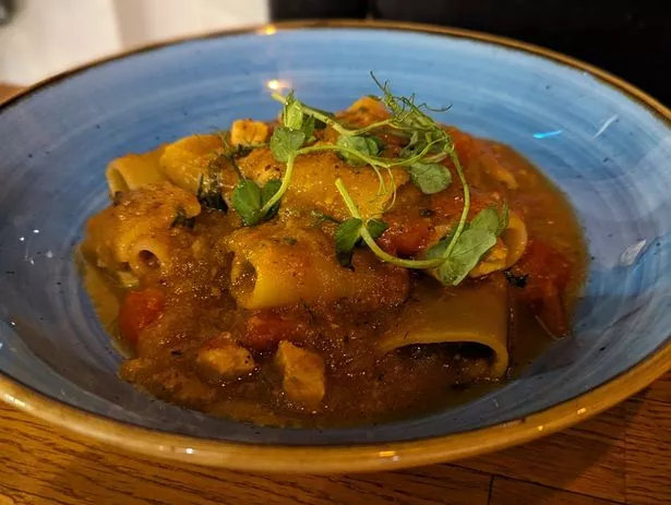 "J'ai dîné dans le restaurant préféré d'Erling Haaland en compagnie de l'attaquant de Manchester City" - Emma Gill 14 Paccheri con pesce spada - pâtes à l'espadon