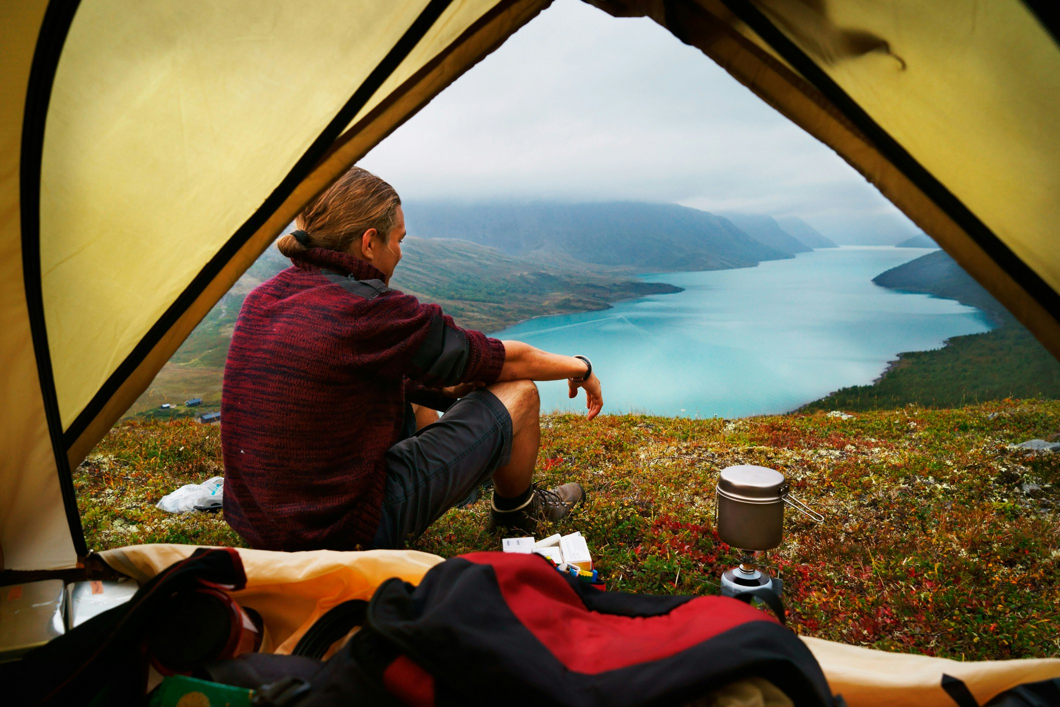 Jeune homme en randonnée et vue panoramique du lac Gjende Jotunheimen