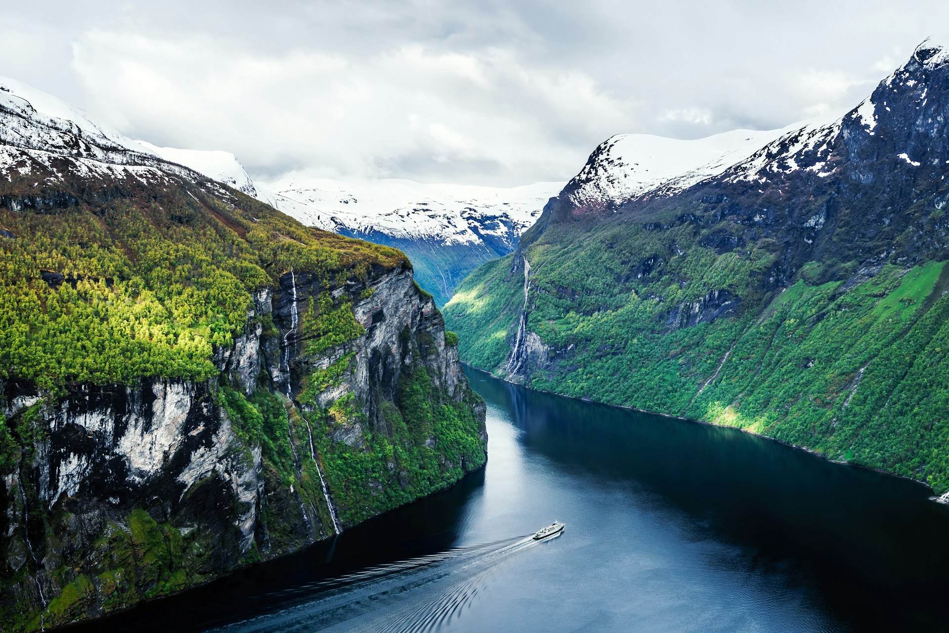 Bateau naviguant dans le Geirangerfjord en Norvège