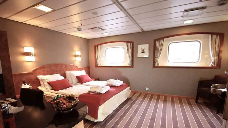 Suite d'expédition à bord du MS Nordlys Suite d'expédition à bord du MS Nordlys