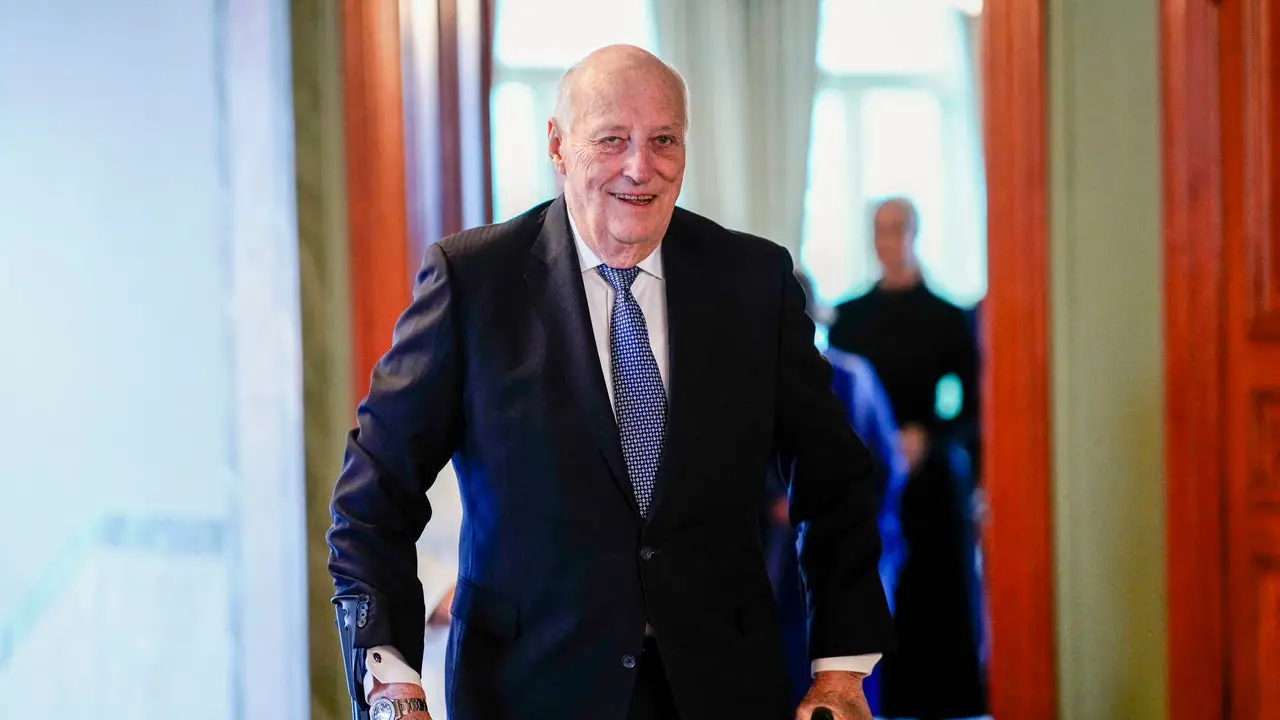 Le roi Harald V de Norvège se fait implanter un stimulateur cardiaque d'urgence en Malaisie 4 Le roi Harald V de Norvège se fait implanter un stimulateur cardiaque d'urgence en Malaisie - 3