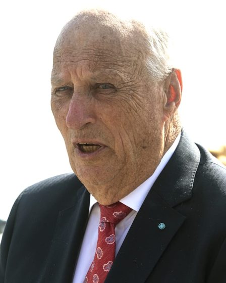 Le roi Harald de Norvège se fait implanter un stimulateur cardiaque en Malaisie après être tombé malade 2 Le roi Harald de Norvège se fait implanter un stimulateur cardiaque en Malaisie après être tombé malade - 1
