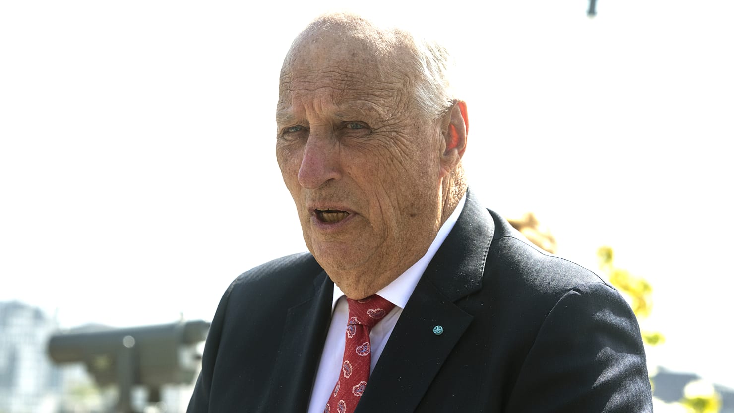 Le roi Harald de Norvège se fait implanter un stimulateur cardiaque en Malaisie après être tombé malade 4 Le roi Harald de Norvège se fait implanter un stimulateur cardiaque en Malaisie après être tombé malade - 3
