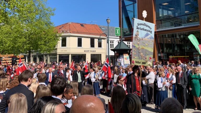 La population de la Norvège (mise à jour pour 2024) 19 Foule en Norvège le 17 mai, jour de la Constitution norvégienne. Photo : David Nikel.