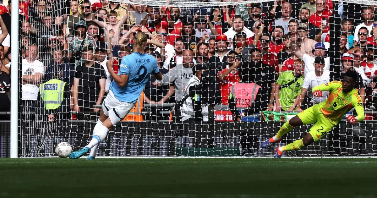 Les rires provoqués par Andre Onana de Man United à l'encontre de la star de Man City, Erling Haaland, lors des tirs au but 4 Les rires provoqués par Andre Onana de Man United à l'encontre de la star de Man City, Erling Haaland, lors des tirs au but - 3