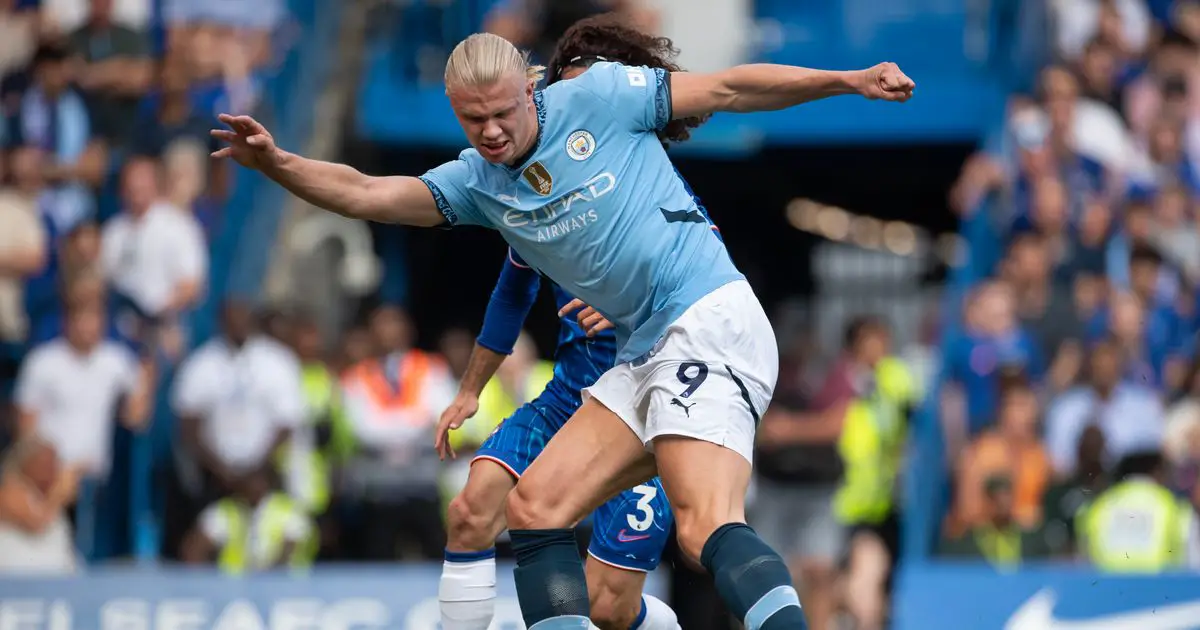 Erling Haaland frappe violemment Marc Cucurella après le but de Man City en 15 mots. 4 Erling Haaland frappe violemment Marc Cucurella après le but de Man City en 15 mots. - 3