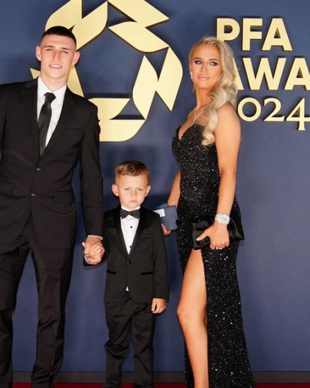 Les jumeaux Phil Foden en cravate noire avec leur fils Ronnie sur le tapis rouge aux PFA Awards à Manchester. 2 Les jumeaux Phil Foden en cravate noire avec leur fils Ronnie sur le tapis rouge aux PFA Awards à Manchester. - 1