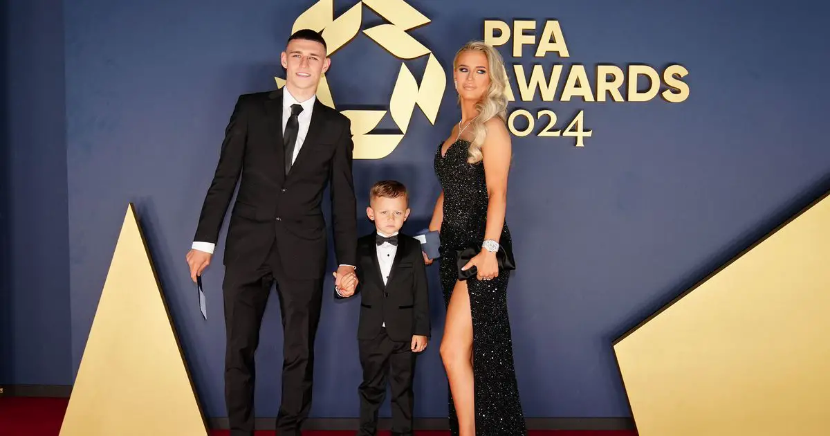 Les jumeaux Phil Foden en cravate noire avec leur fils Ronnie sur le tapis rouge aux PFA Awards à Manchester. 4 Les jumeaux Phil Foden en cravate noire avec leur fils Ronnie sur le tapis rouge aux PFA Awards à Manchester. - 3