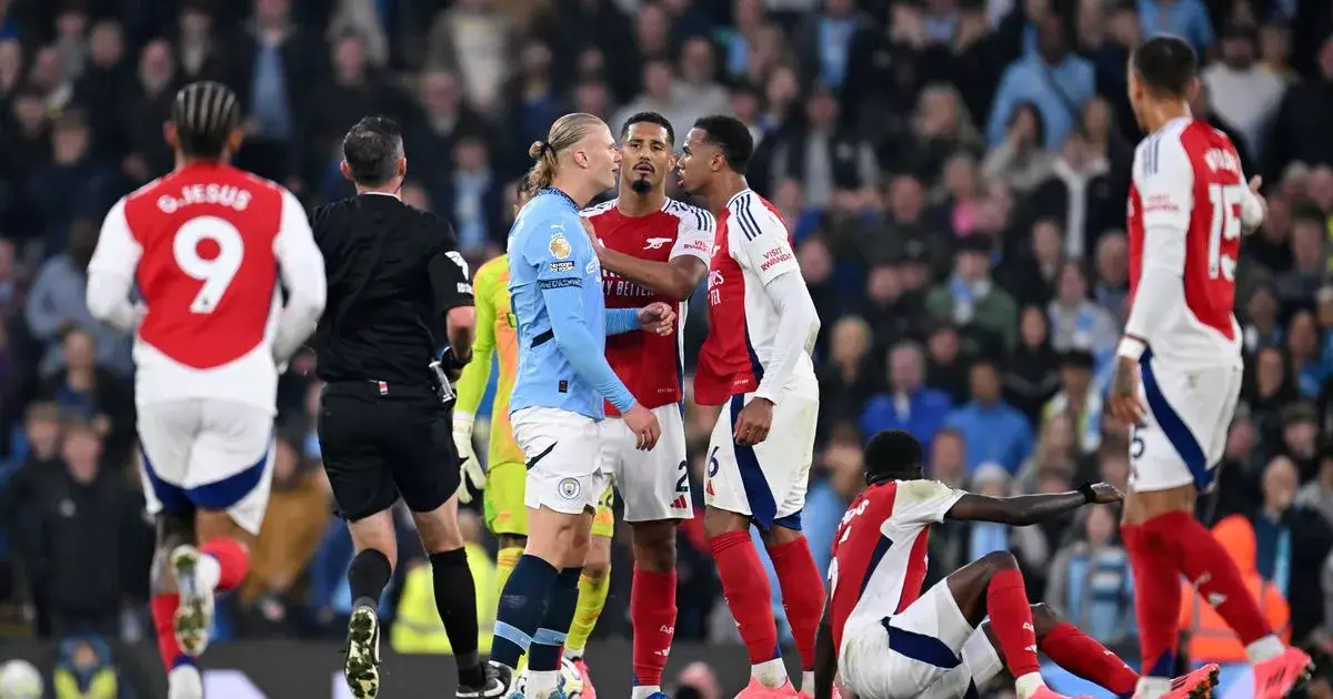 "Clown" - Erling Haaland reçoit un coup classé X contre l'ancien duo de Man City lors du match d'Arsenal 4 "Clown" - Erling Haaland reçoit un coup classé X contre l'ancien duo de Man City lors du match d'Arsenal - 3