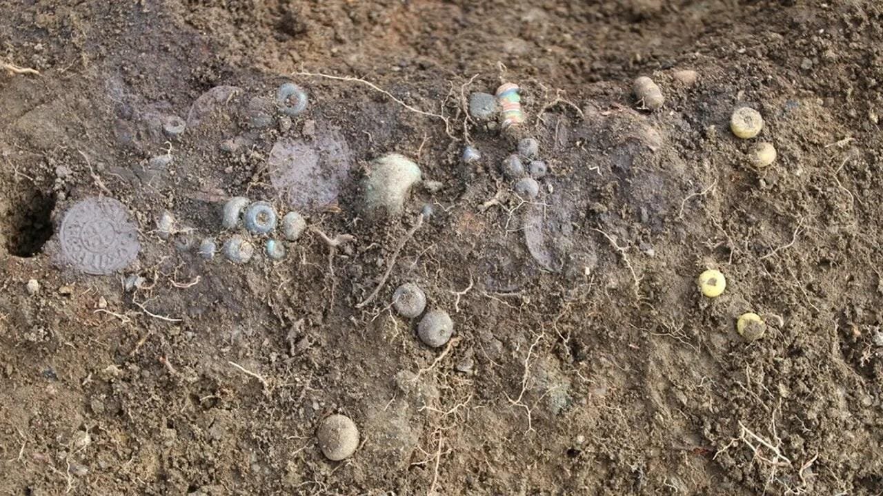 Des archéologues découvrent de riches tombes de femmes vikings en Norvège avec des bijoux et des pièces de monnaie 14 Des archéologues découvrent de riches tombes de femmes vikings en Norvège avec des bijoux et des pièces de monnaie