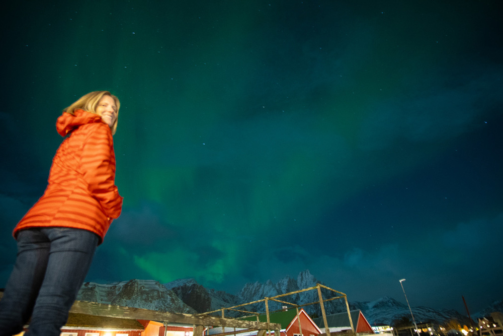 La Norvège en hiver : conseils d’experts pour des vacances magiques 18 Ruisseau avec les aurores boréales en arrière-plan au Hattvika Lodge.