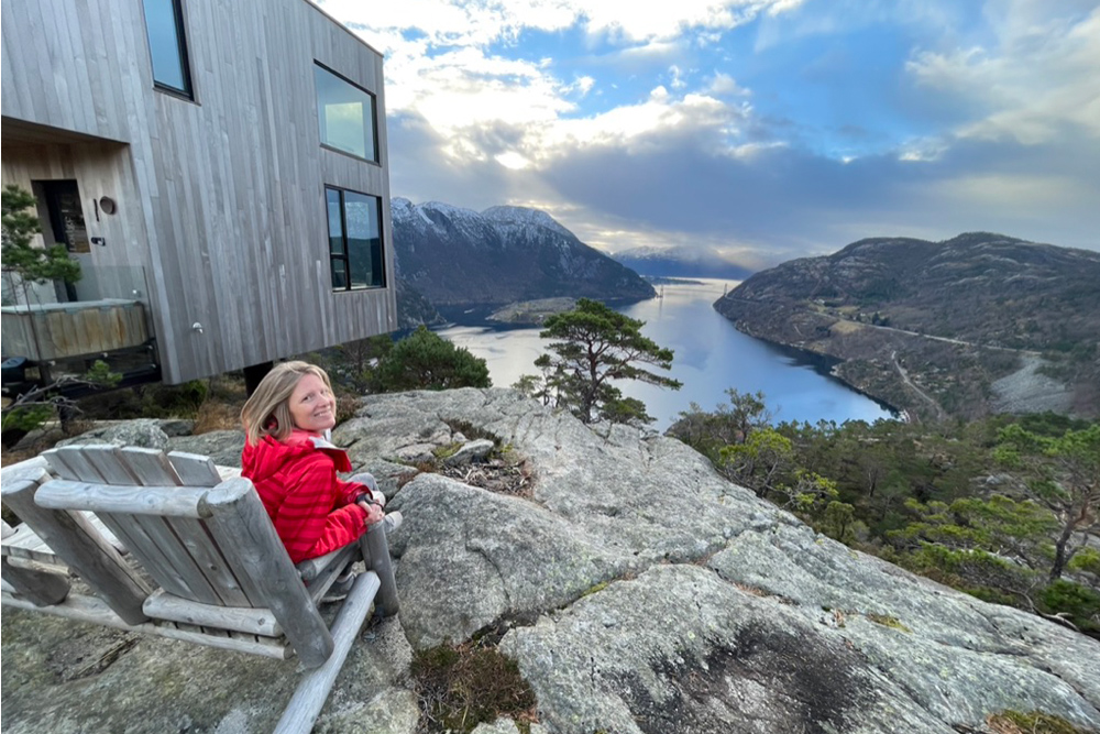 La Norvège en hiver : conseils d’experts pour des vacances magiques 21 Brook assis sur une chaise en bois surplombant le Lysefjord.
