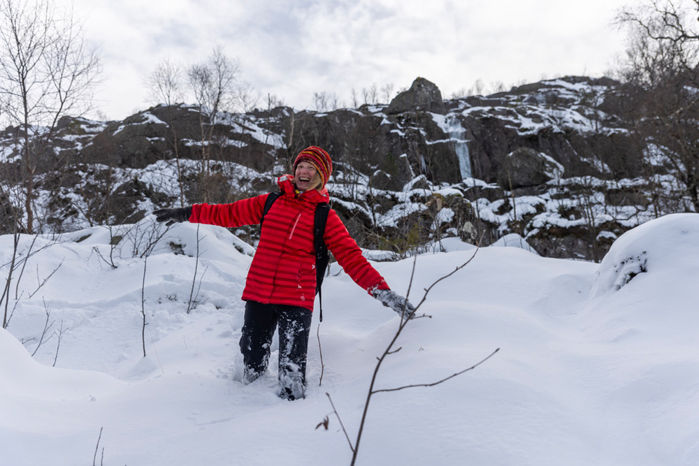 La Norvège en hiver : conseils d’experts pour des vacances magiques 19 Brook lors d'une randonnée jusqu'à Pulpit Rock posant dans la neige.
