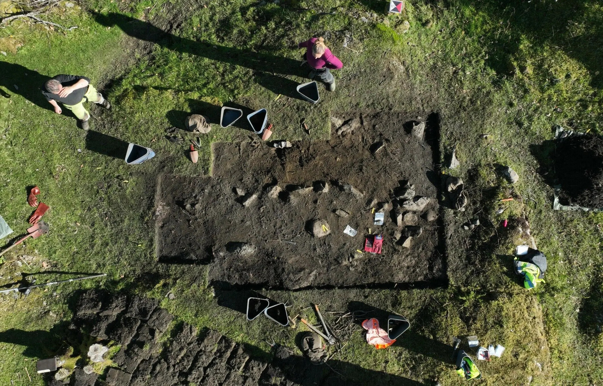Une « pierre de vulve » et des bijoux en pièces de monnaie parmi des trésors remarquables découverts sur un site funéraire viking en Norvège 20 Vue à vol d’oiseau du chantier de fouilles.