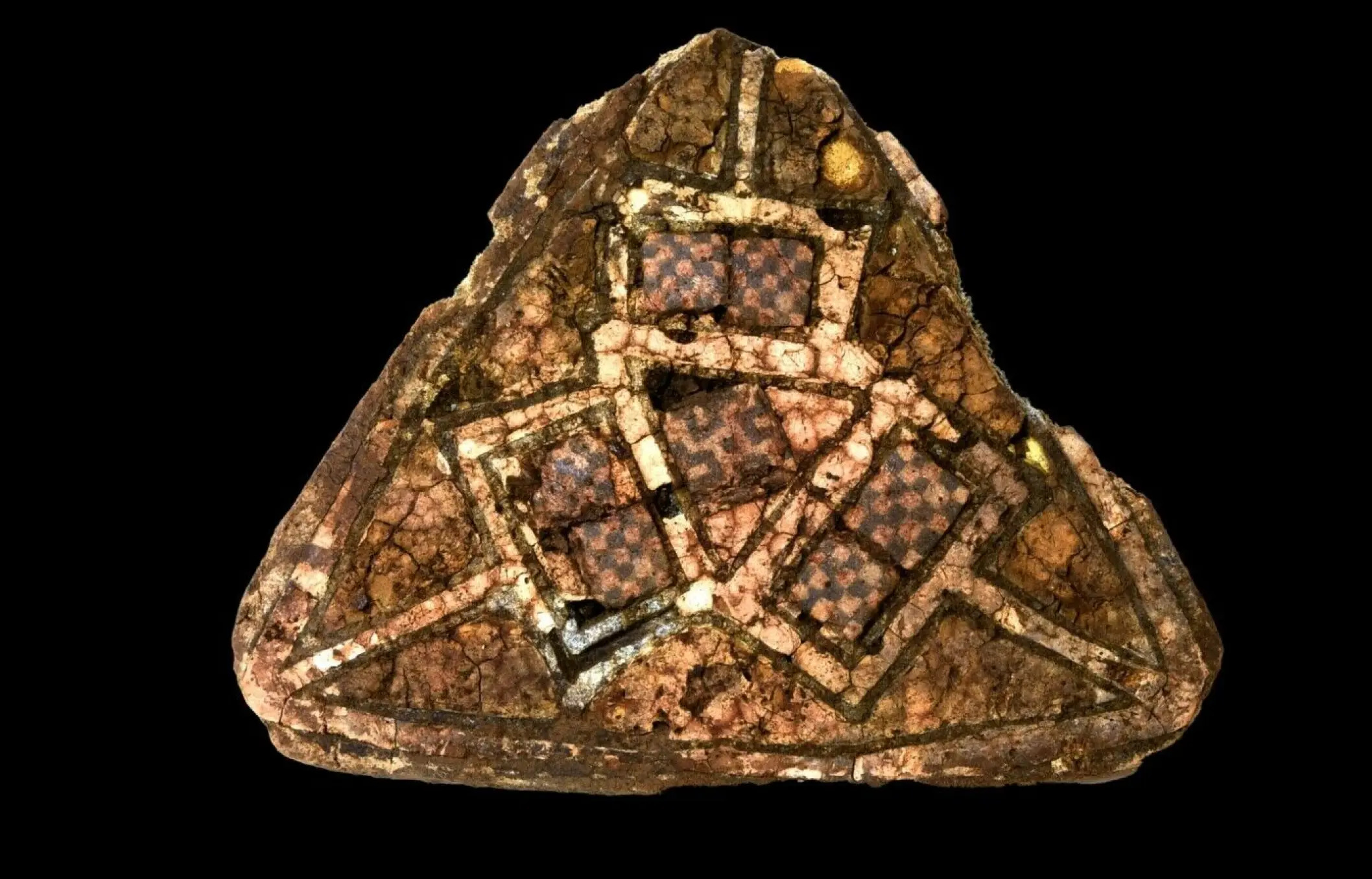 Une « pierre de vulve » et des bijoux en pièces de monnaie parmi des trésors remarquables découverts sur un site funéraire viking en Norvège 23 Une broche triangulaire.