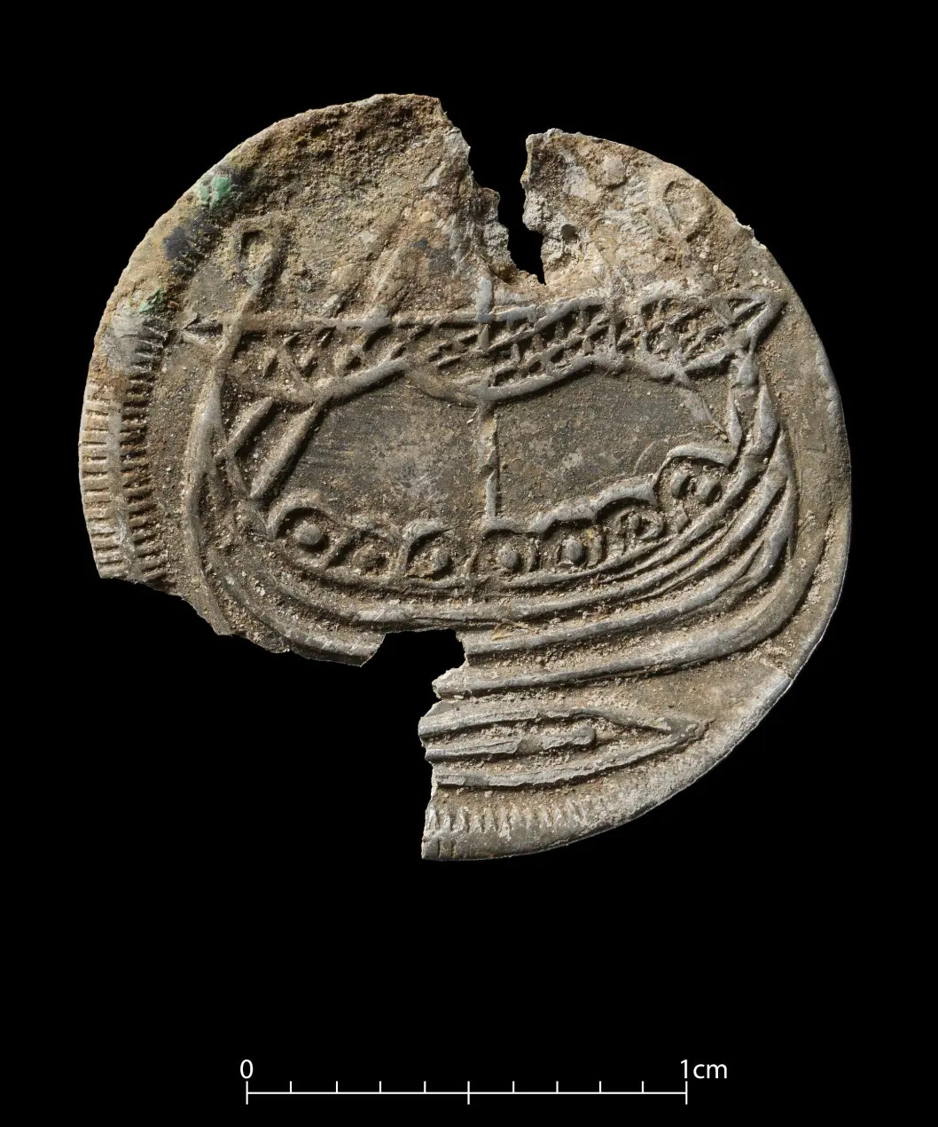 Une « pierre de vulve » et des bijoux en pièces de monnaie parmi des trésors remarquables découverts sur un site funéraire viking en Norvège 19 Pièce de monnaie avec une sculpture de bateau trouvée sur le lieu de sépulture.