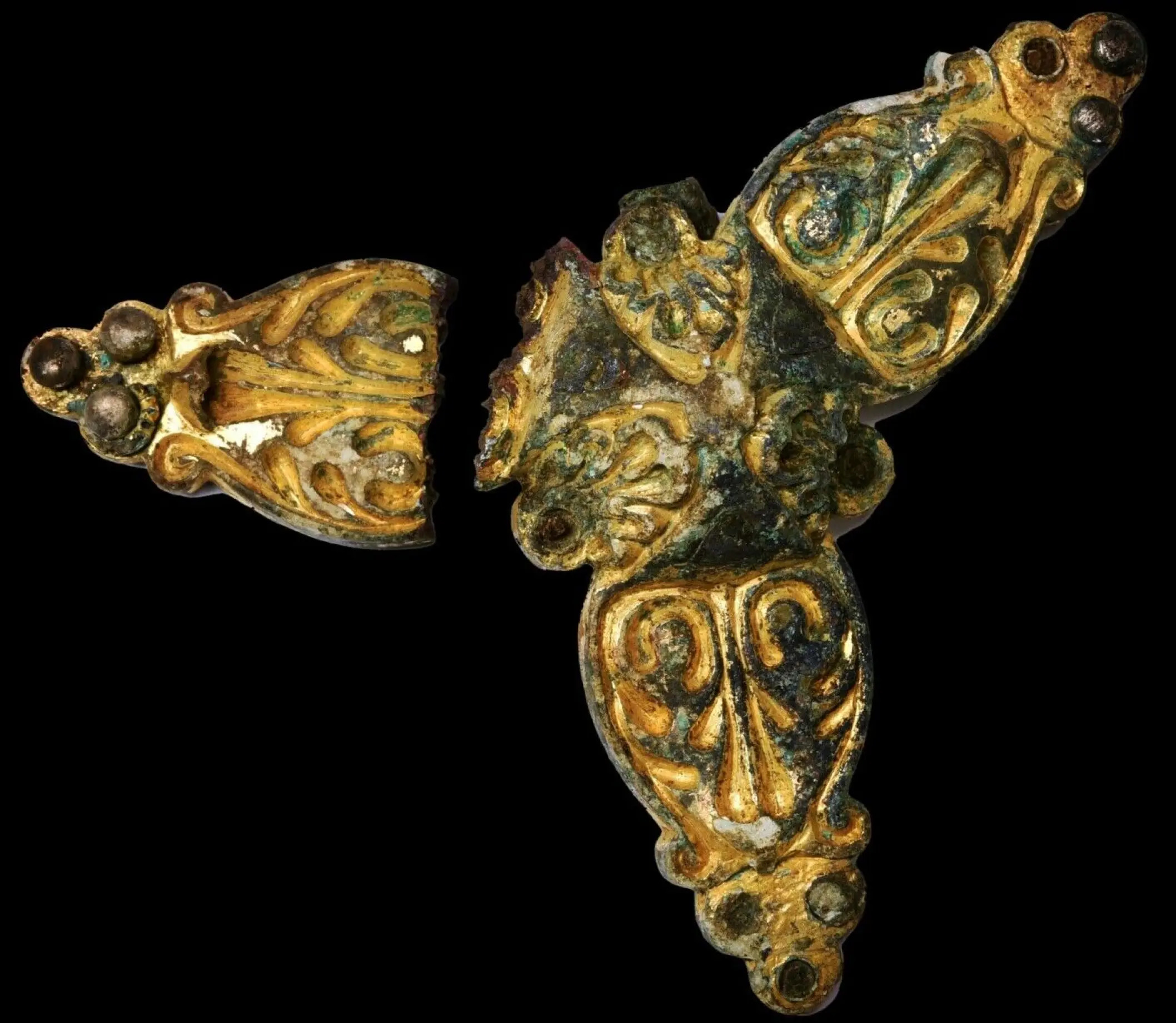 Une « pierre de vulve » et des bijoux en pièces de monnaie parmi des trésors remarquables découverts sur un site funéraire viking en Norvège 24 Une broche trèfle.
