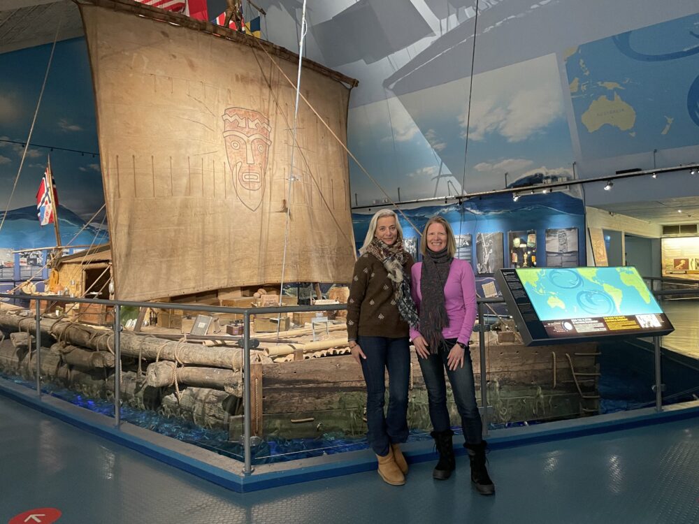 La Norvège en hiver : conseils d’experts pour des vacances magiques 22 Brook debout au musée Kon-Tiki d'Oslo à côté de Liv Heyerdahl, petite-fille du célèbre explorateur norvégien Thor Heyerdahl.