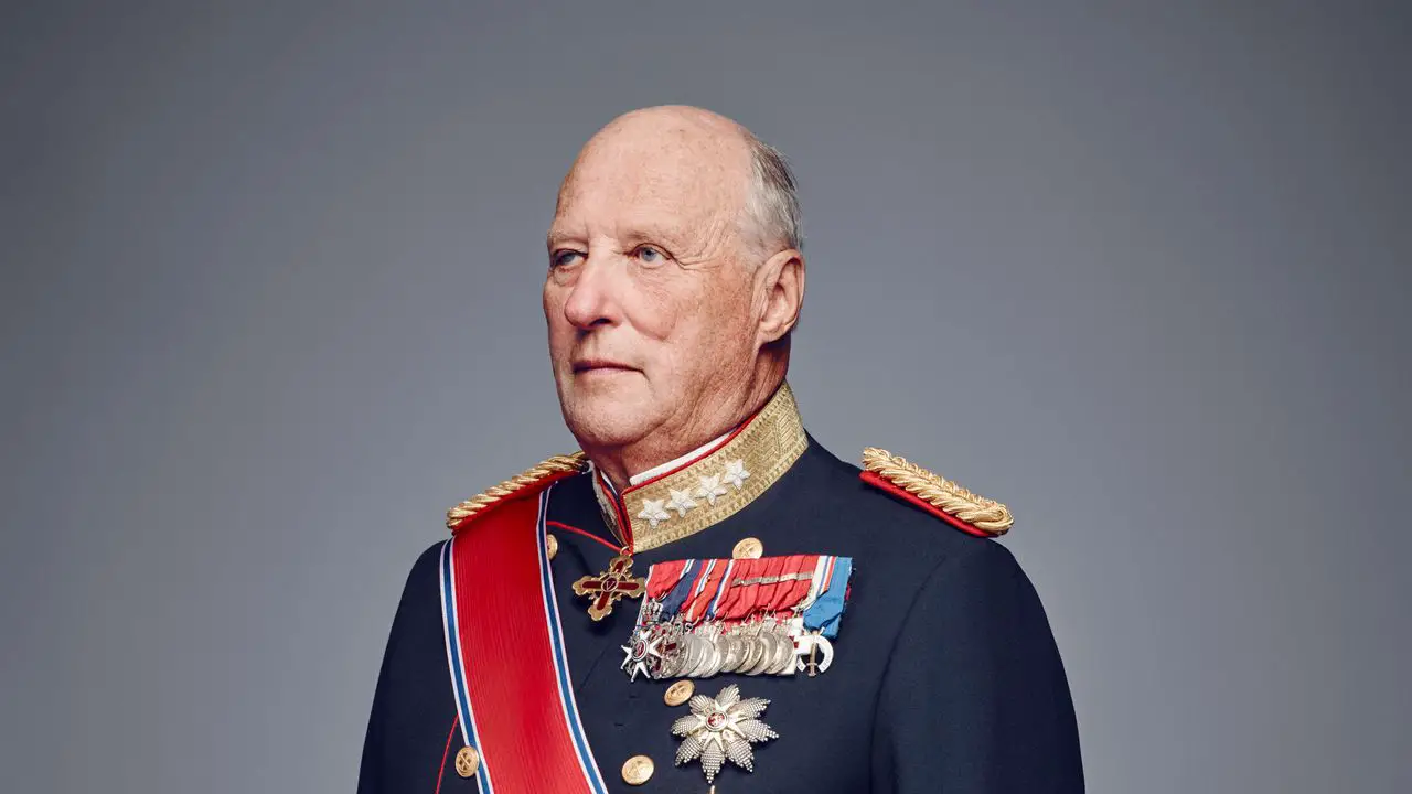 À l'occasion du 88e anniversaire du roi Harald V de Norvège, Tatler revient sur la vie de ce roi populaire, de l'exil à la guerre à l'histoire d'amour qui a failli entraîner la chute du monarque. 4 À l'occasion du 88e anniversaire du roi Harald V de Norvège, Tatler revient sur la vie de ce roi populaire, de l'exil à la guerre à l'histoire d'amour qui a failli entraîner la chute du monarque. - 3