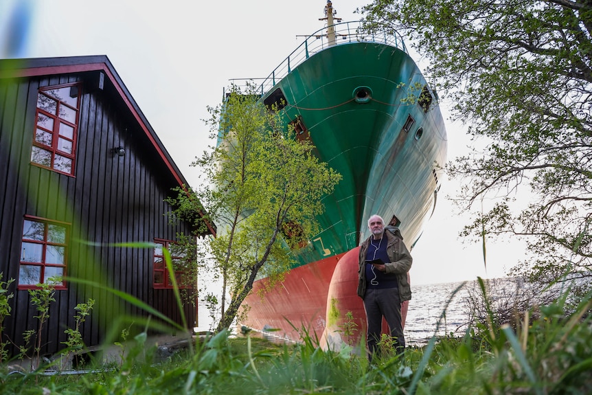 Un nouveau voisin encombrant" : Un Norvégien découvre à son réveil un cargo dans son jardin 11 bateau avec homme