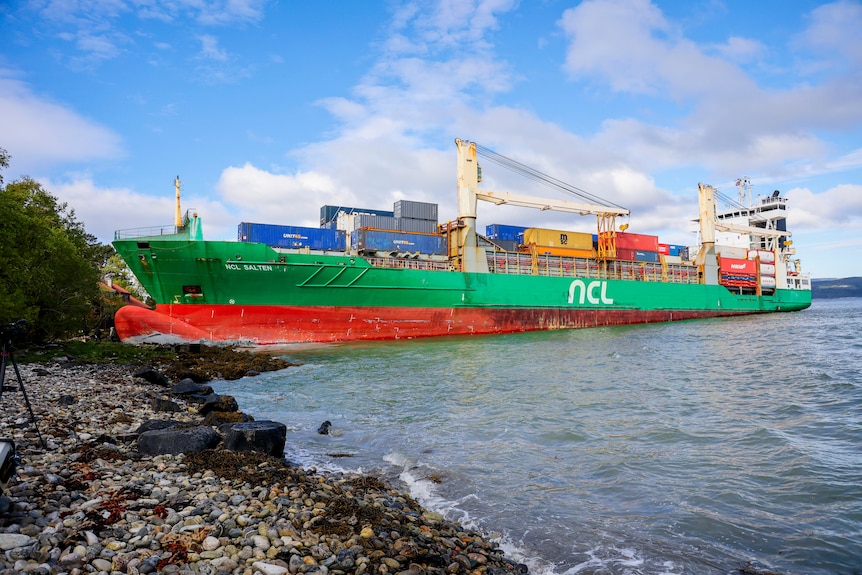 Un nouveau voisin encombrant" : Un Norvégien découvre à son réveil un cargo dans son jardin 13 long boat shot