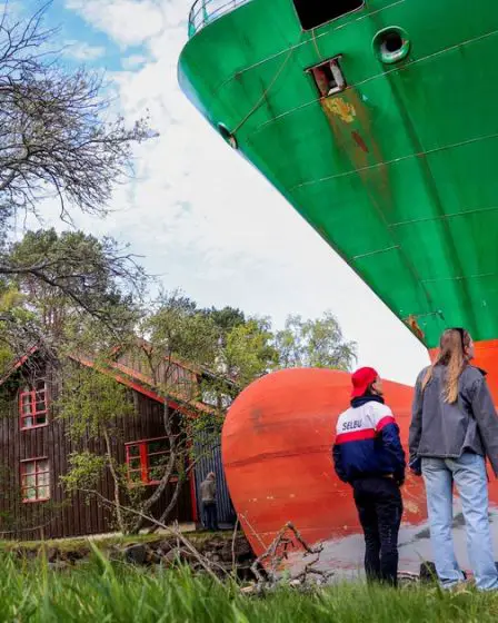 Un propriétaire norvégien découvre à son réveil qu'un navire de 440 pieds s'est échoué sur le pas de sa porte : "C'est un nouveau voisin très encombrant" 12 Un propriétaire norvégien découvre à son réveil qu'un navire de 440 pieds s'est échoué sur le pas de sa porte : "C'est un nouveau voisin très encombrant" - 11