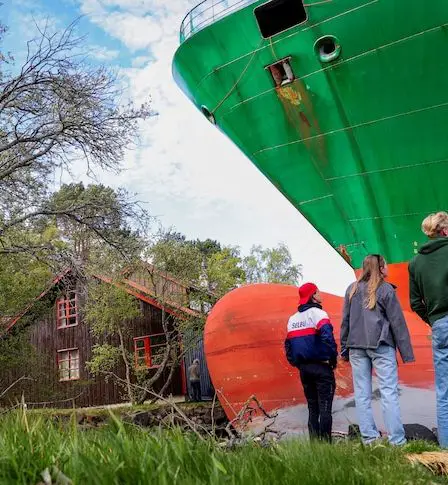 Un nouveau voisin encombrant" : Un Norvégien découvre à son réveil un cargo dans son jardin 6 Un nouveau voisin encombrant" : Un Norvégien découvre à son réveil un cargo dans son jardin - 5