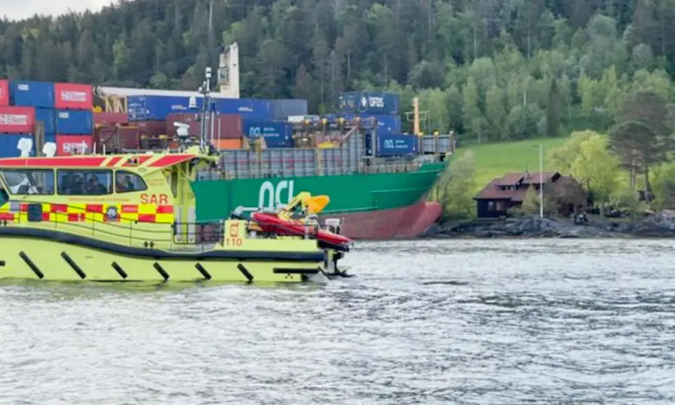 Un deuxième officier est accusé de négligence dans la navigation à la suite de l'échouement très médiatisé de la semaine dernière en Norvège. 4 Un deuxième officier est accusé de négligence dans la navigation à la suite de l'échouement très médiatisé de la semaine dernière en Norvège. - 3