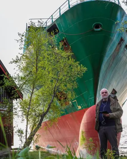 Un navire de 440 pieds a failli heurter une cabine norvégienne pendant que son propriétaire dormait. Le timonier était apparemment endormi lui aussi. 7 Un navire de 440 pieds a failli heurter une cabine norvégienne pendant que son propriétaire dormait. Le timonier était apparemment endormi lui aussi. - 6