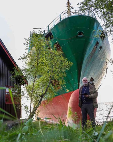Un Norvégien découvre à son réveil qu'un énorme navire s'est écrasé dans son jardin : Photos 34 Un Norvégien découvre à son réveil qu'un énorme navire s'est écrasé dans son jardin : Photos - 33