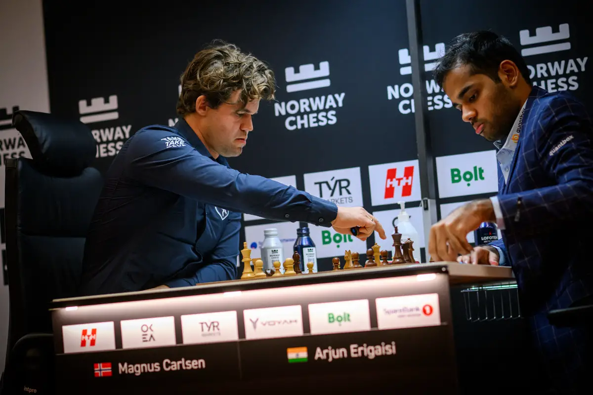 Échecs norvégiens : Carlsen remporte une victoire classique sur Arjun et prend la tête du classement 18 Échecs norvégiens : Carlsen remporte une victoire classique sur Arjun et prend la tête du classement - 17