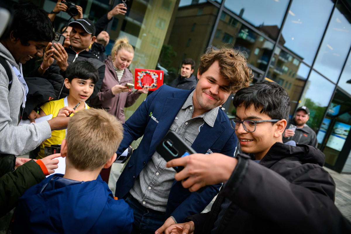 Magnus Carlsen arrache un match nul lors de la dernière ronde et remporte son septième titre de champion de Norvège d'échecs. 22 Magnus Carlsen arrache un match nul lors de la dernière ronde et remporte son septième titre de champion de Norvège d'échecs. - 21