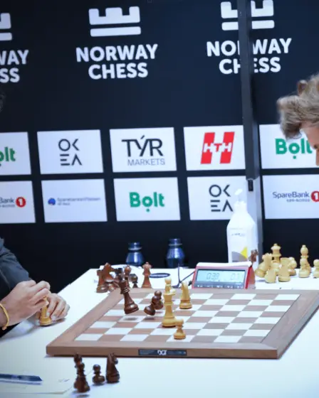 Échecs norvégiens 2025 Round 6 : Gukesh bat Carlsen à partir d'une position perdante 28 Échecs norvégiens 2025 Round 6 : Gukesh bat Carlsen à partir d'une position perdante - 27