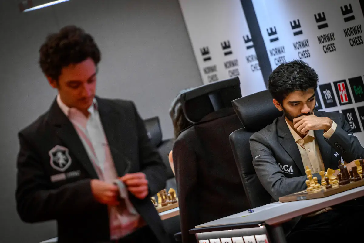 Échecs norvégiens : Carlsen remporte une victoire classique sur Arjun et prend la tête du classement 22 Fabiano Caruana, Gukesh Dommaraju
