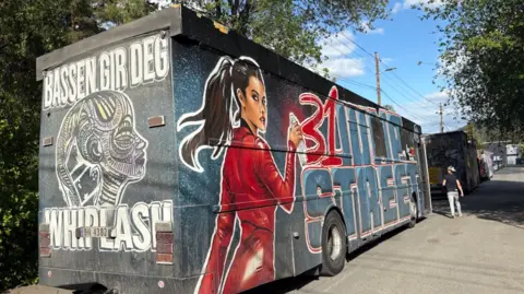 La Norvège appelle à l'action les jeunes qui quittent l'école et font la fête dans le bus de Russ, qui devient incontrôlable 40 Un bus de fête pour filles en Norvège repeint avec des graphiques et une femme en rouge sur le côté.