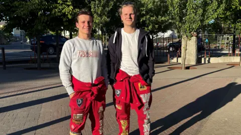 La Norvège appelle à l'action les jeunes qui quittent l'école et font la fête dans le bus de Russ, qui devient incontrôlable 43 Deux adolescents vêtus d'une salopette rouge et d'un haut gris.