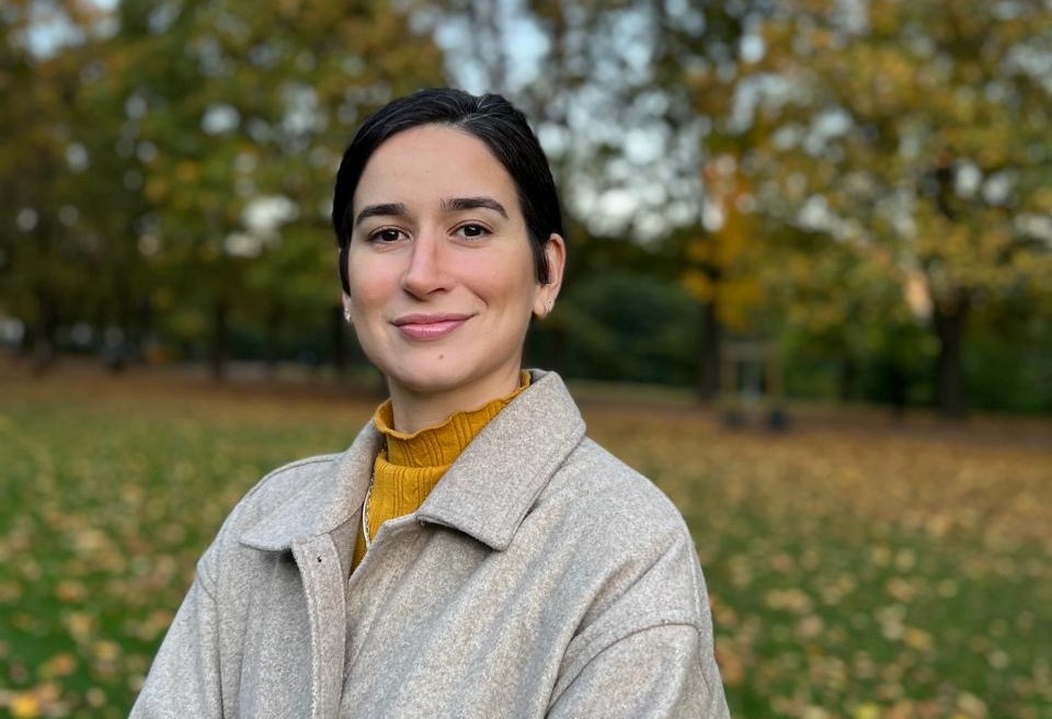 Cela vaut-il la peine d'apprendre le norvégien ? 10 Letícia Ribeiro, du Brésil, pose devant une scène automnale d'herbe parsemée de feuilles.