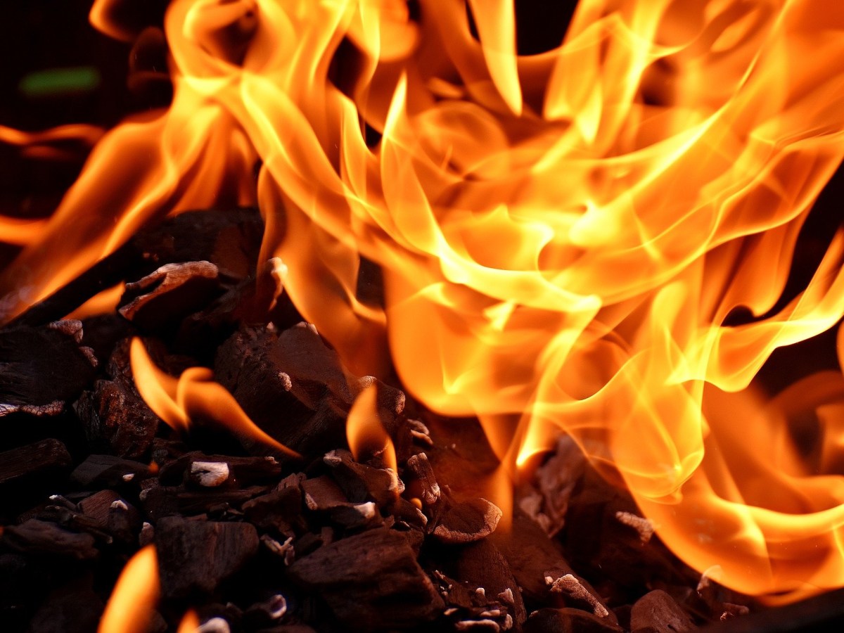 Le 3 juin, un incendie matinal détruit une maison de ville dans la ville de Norway 13 L'incendie d'une maison de la rue Indiana déplace une famille et cause 76 000 dollars de dégâts.