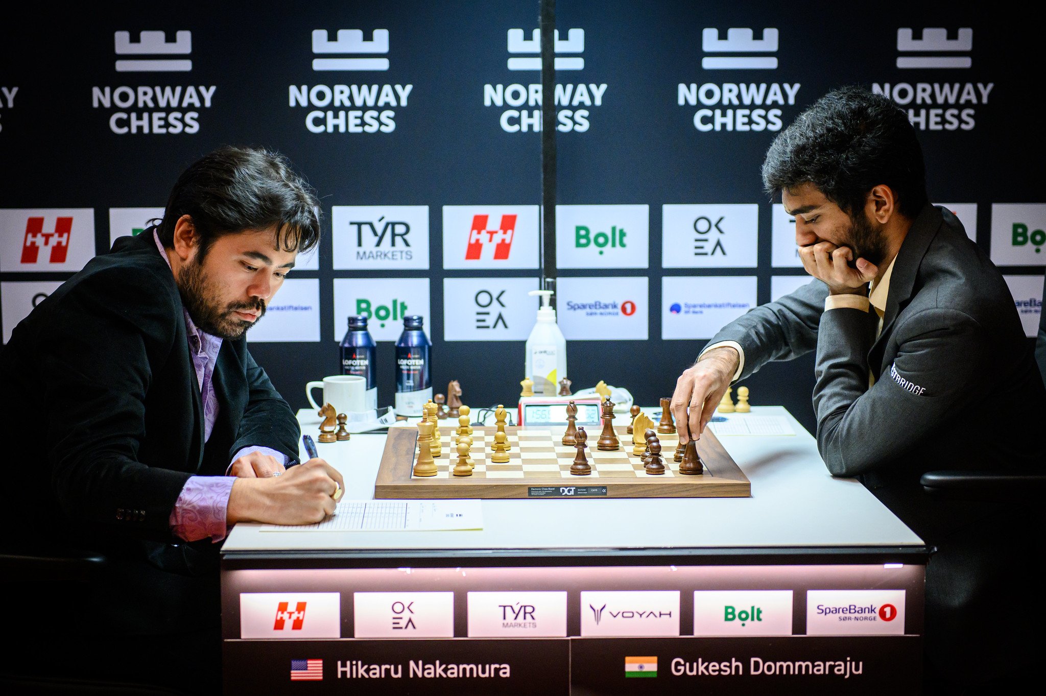 Échecs norvégiens : Arjun et Nakamura gagnent en classique, Caruana reste en tête 31 Hikaru Nakamura, Gukesh Dommaraju