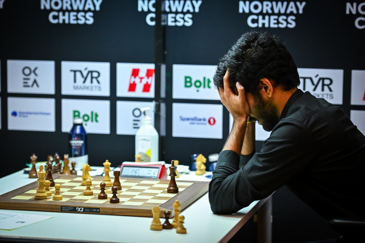 Magnus Carlsen arrache un match nul lors de la dernière ronde et remporte son septième titre de champion de Norvège d'échecs. 26 Gukesh Dommaraju