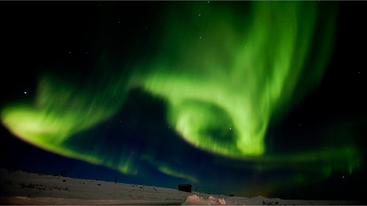 Les touristes sont frappés d'une nouvelle taxe de 3 % sur les nuitées, destinée à financer les infrastructures dans les régions submergées. 9 Des aurores boréales remplissent le ciel du comté de Finnmark, dans le nord de la Norvège.