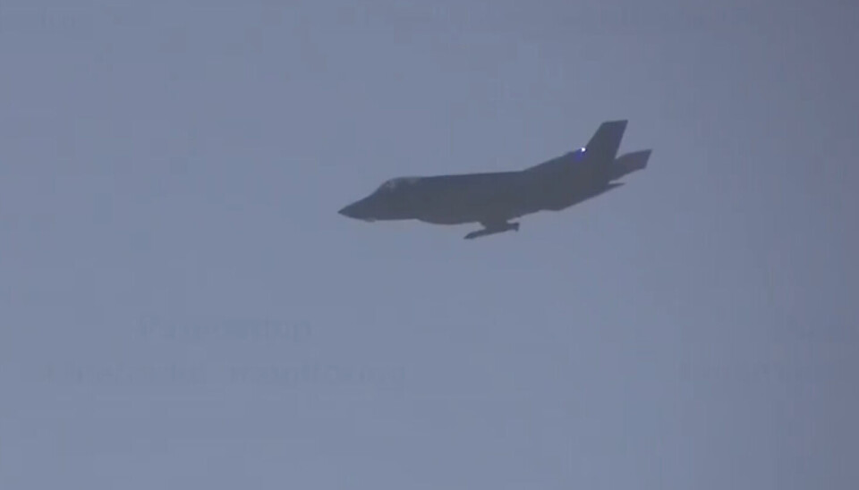 One of the two Norwegian F-35 fighter jets scrambled by NATO to meet the Russian strategic bombers was filmed from cockpit of the Tu-95MS bomber. Un bombardier incendié a volé avec un missile sous l'aile dans le nord de la Norvège en février. - 17