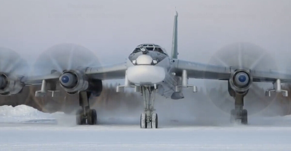 The Kh-101 cruise missile can be seen attached to the inner right pylon under the wing before take off from Olenya on February 4, 2025. Un bombardier incendié a volé avec un missile sous l'aile dans le nord de la Norvège en février. - 16